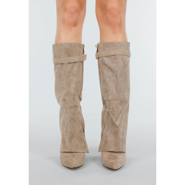 Beigefarbene Stiefel im Wildleder-Look mit Riemchen und spitzer Zehenpartie