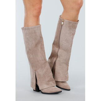 Beigefarbene Wildlederstiefel