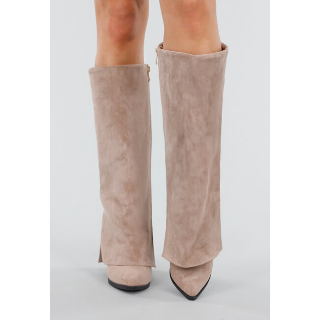 Beigefarbene Stiefel im Wildleder-Look mit Schlitz und Absatz