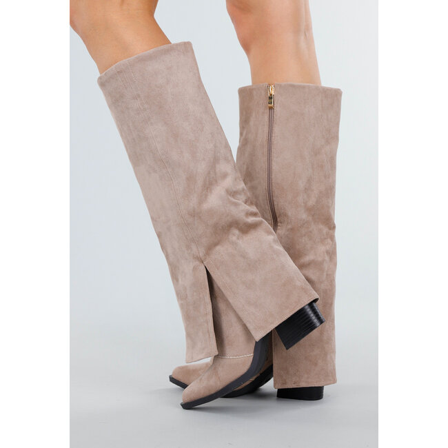 Beigefarbene Stiefel im Wildleder-Look mit Schlitz und Absatz