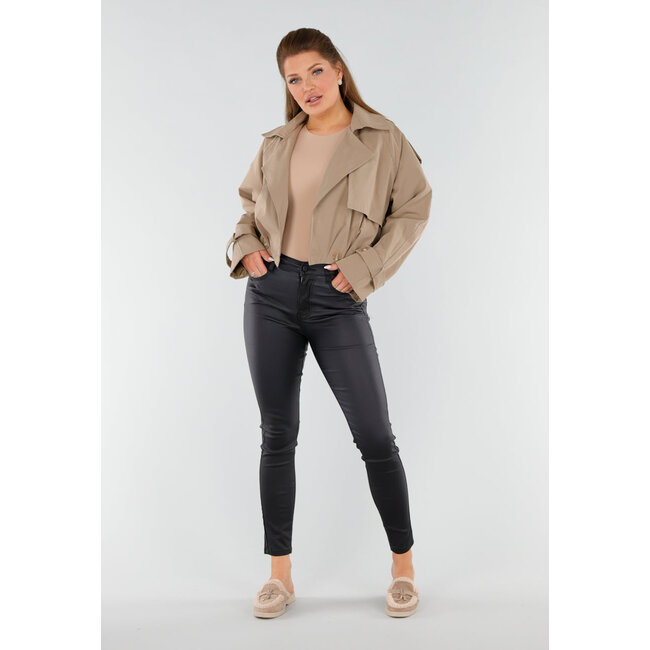 Beigefarbene Teddy-Slipper mit goldfarbenen Details