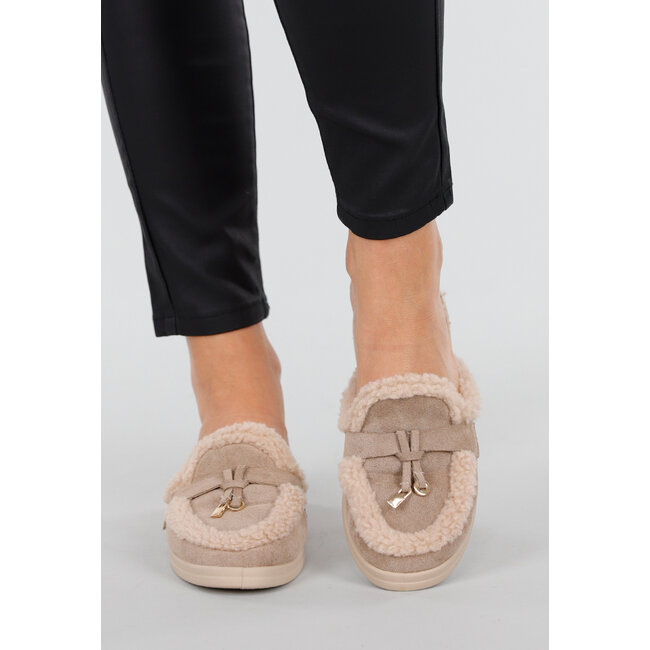 Taupefarbene Teddy-Slipper mit goldfarbenen Details