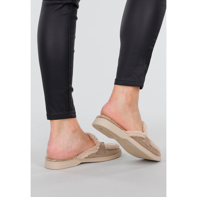 Taupefarbene Teddy-Slipper mit goldfarbenen Details