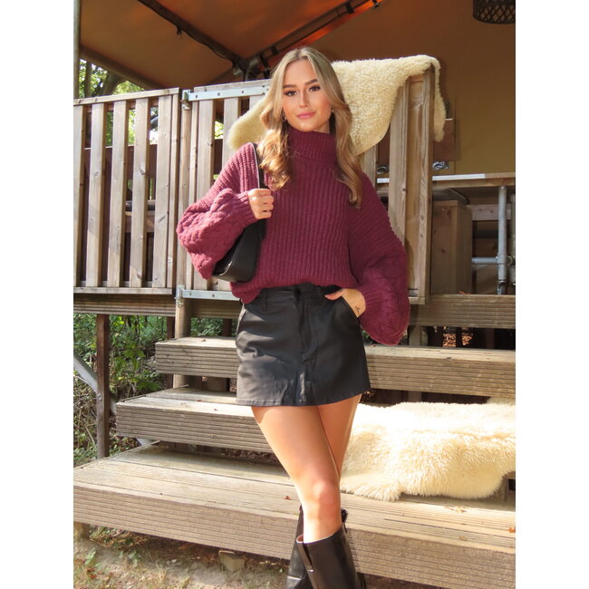 Chic Contrast: Strick & Leder