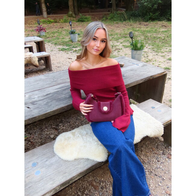 Off-Shoulder Red Moment
