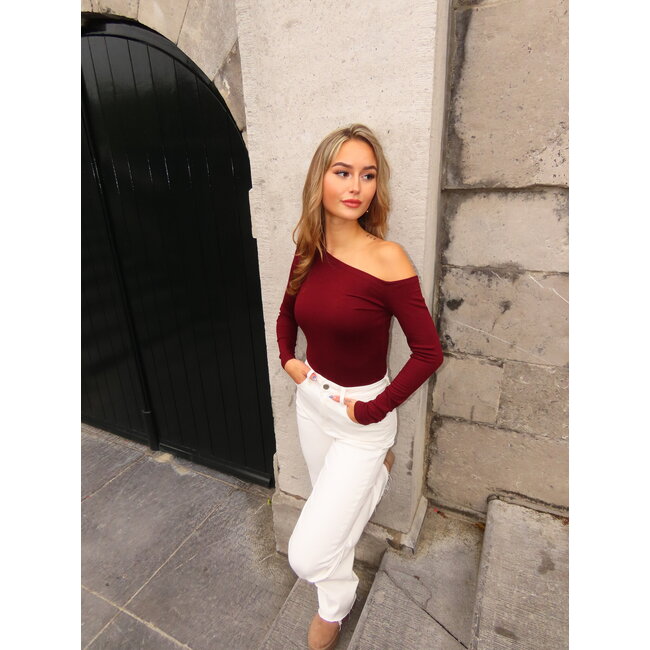 Chic in Bordeauxrot und Weiß