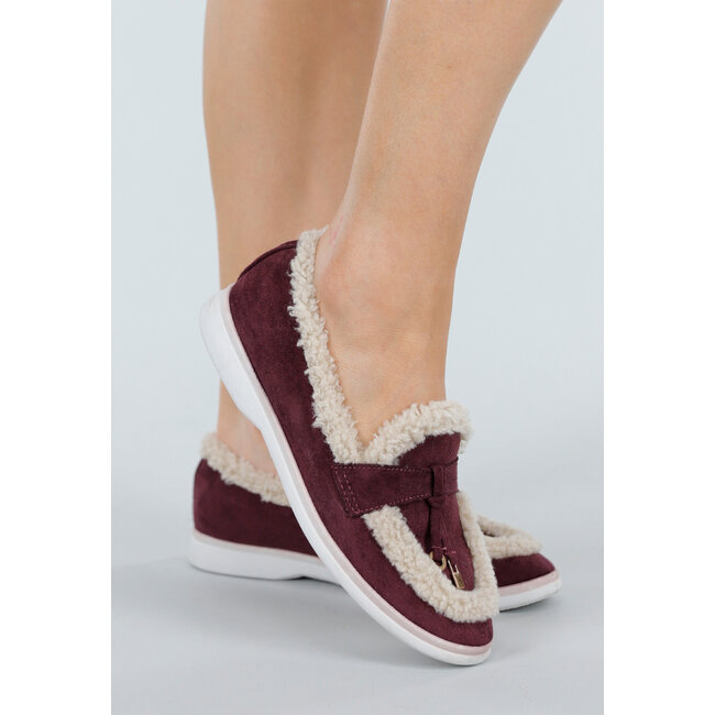 Bordeauxrote Slipper mit Teddy-Verzierung und goldfarbenen Details