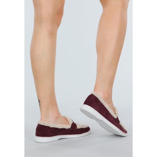 Bordeauxrote Slipper mit Teddy-Verzierung und goldfarbenen Details