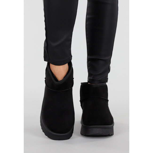 Schwarze Snowboots in Wildlederoptik mit flacher Plateausohle