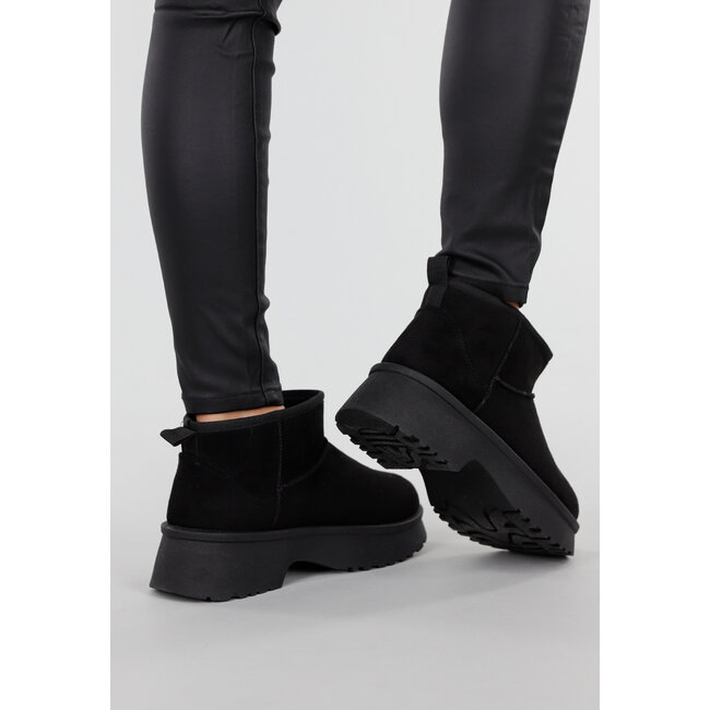 Schwarze Snowboots in Wildlederoptik mit flacher Plateausohle