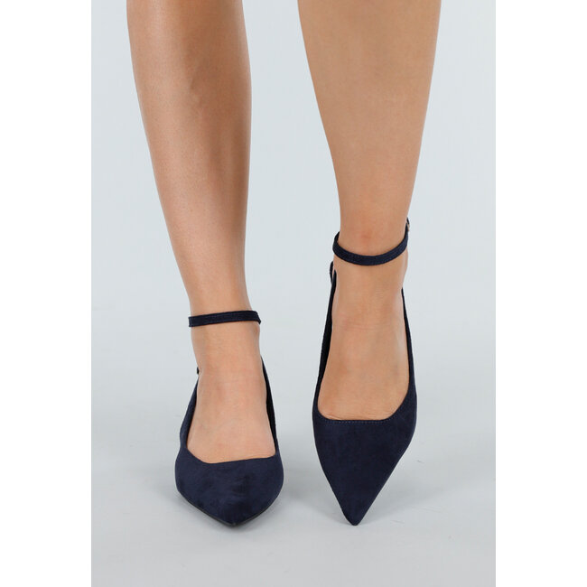 Navy Pumps mit Fesselriemchen und spitzer Zehenpartie