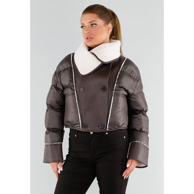 Dunkelbraune Pufferjacke mit weißem Sherpa-Kragen