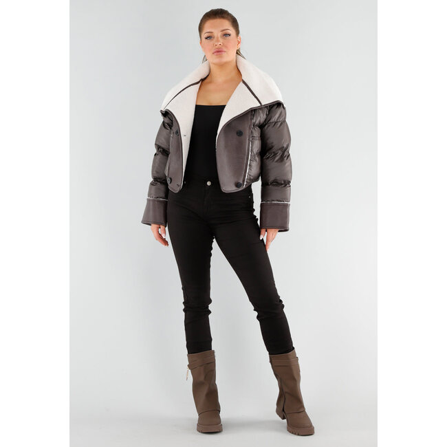 Dunkelbraune Pufferjacke mit weißem Sherpa-Kragen