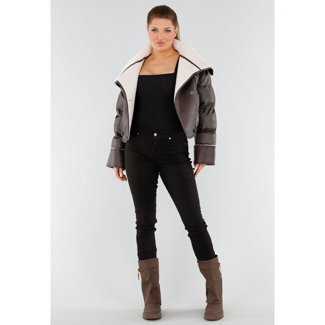 Dunkelbraune Pufferjacke mit weißem Sherpa-Kragen