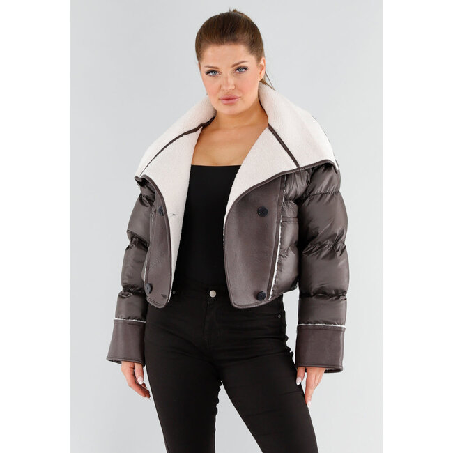 Dunkelbraune Pufferjacke mit weißem Sherpa-Kragen