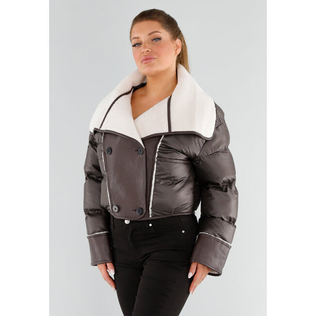 Dunkelbraune Pufferjacke mit weißem Sherpa-Kragen
