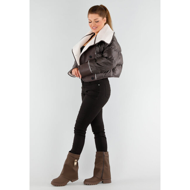 Dunkelbraune Pufferjacke mit weißem Sherpa-Kragen