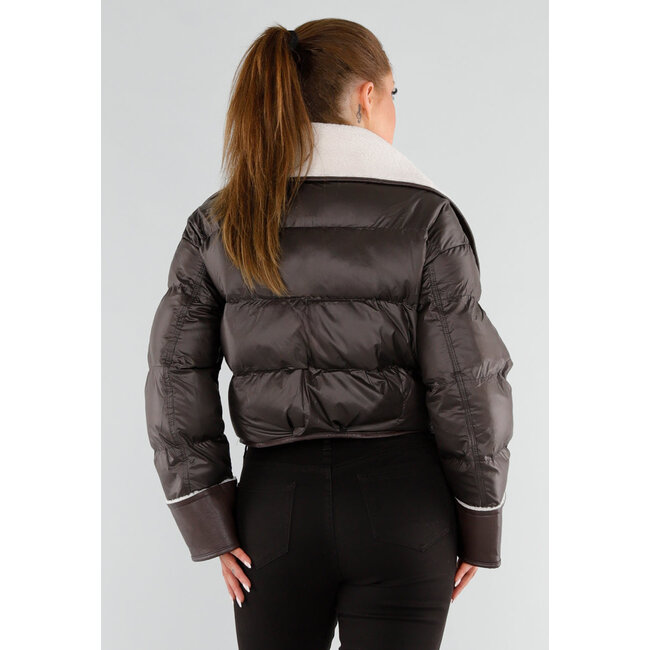 Dunkelbraune Pufferjacke mit weißem Sherpa-Kragen