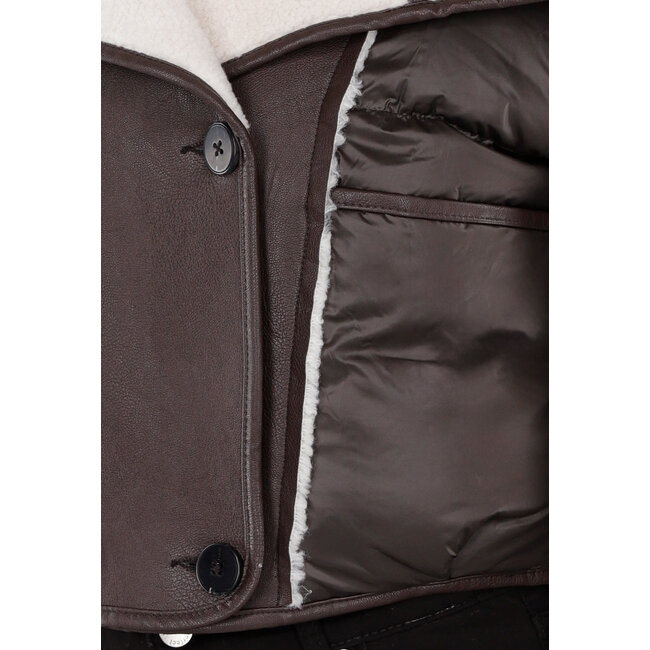 Dunkelbraune Pufferjacke mit weißem Sherpa-Kragen