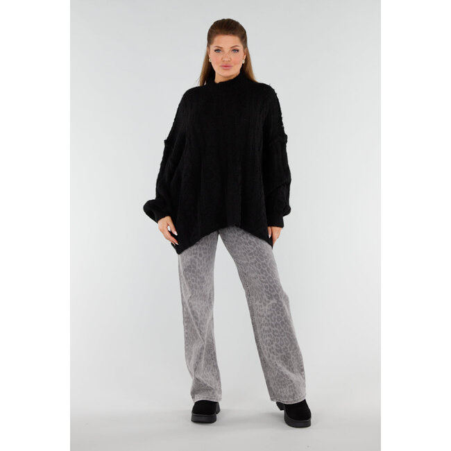 Schwarzer Oversized-Strickpullover mit Rollkragen und Zopfmuster