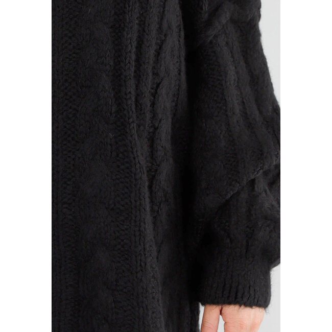 Schwarzer Oversized-Strickpullover mit Rollkragen und Zopfmuster