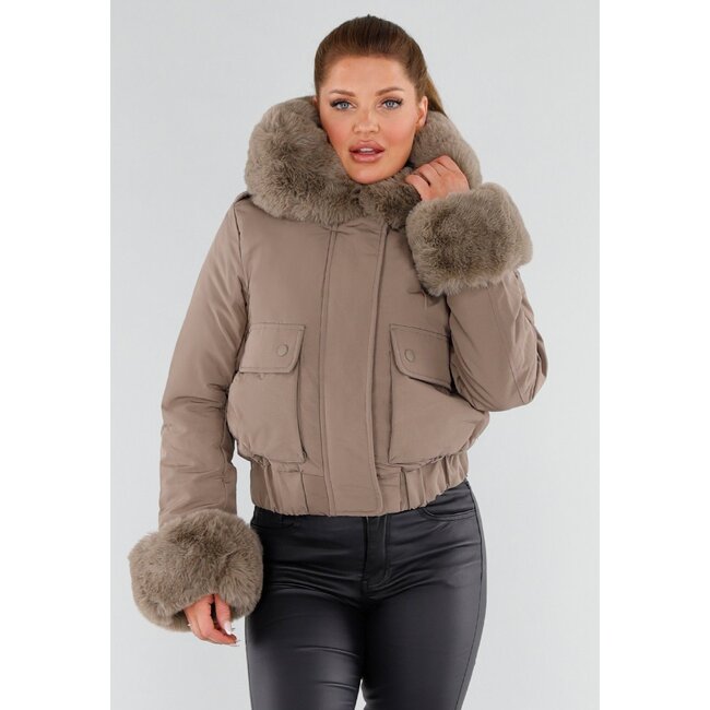 Taupe Kurze Jacke mit Kunstfellkragen