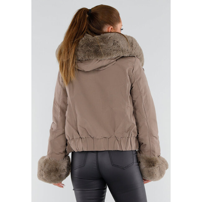 Taupe Kurze Jacke mit Kunstfellkragen