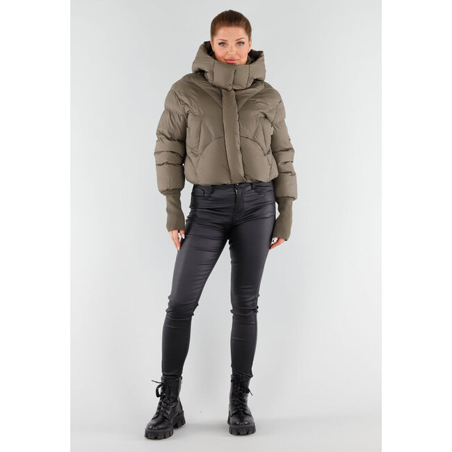 Taupe Pufferjacke mit hohem Kragen und Kapuze