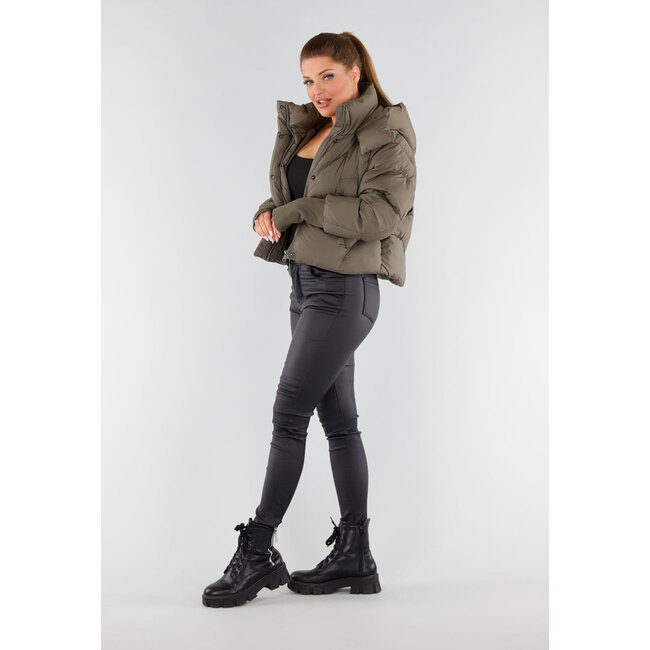 Taupe Pufferjacke mit hohem Kragen und Kapuze