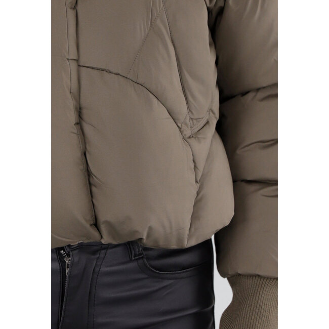 Taupe Pufferjacke mit hohem Kragen und Kapuze
