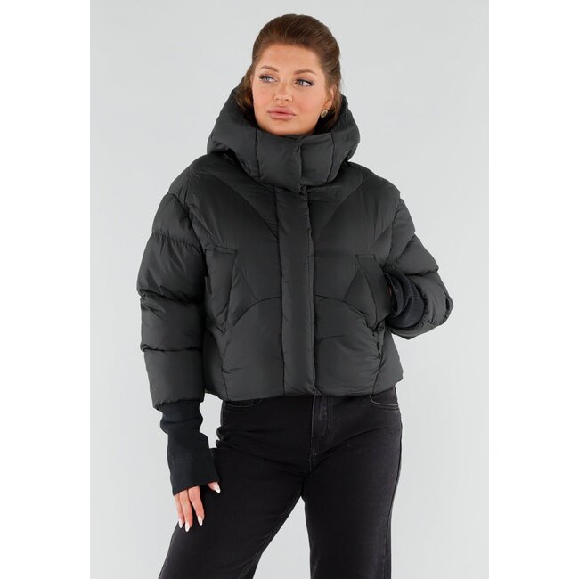 Schwarze wattierte Daunenjacke mit Kapuze und hohem Kragen