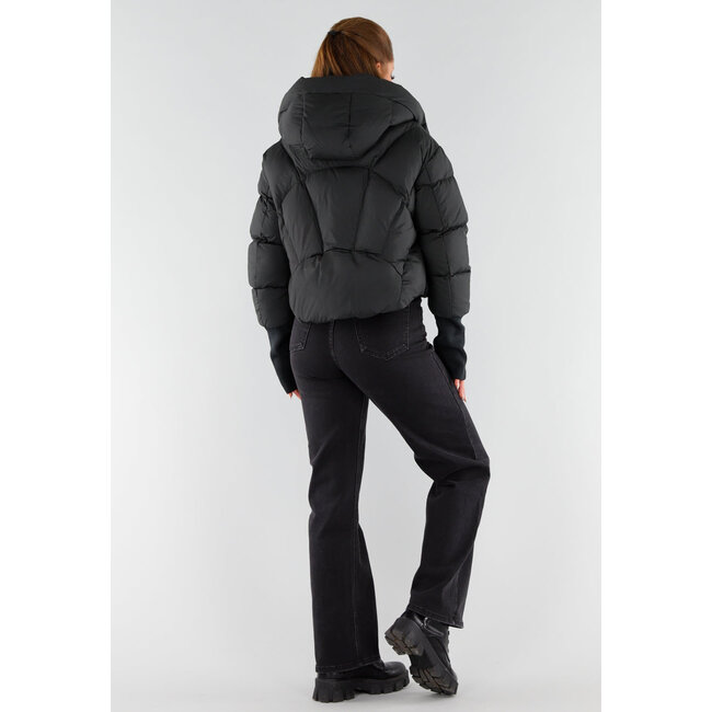 Schwarze wattierte Daunenjacke mit Kapuze und hohem Kragen