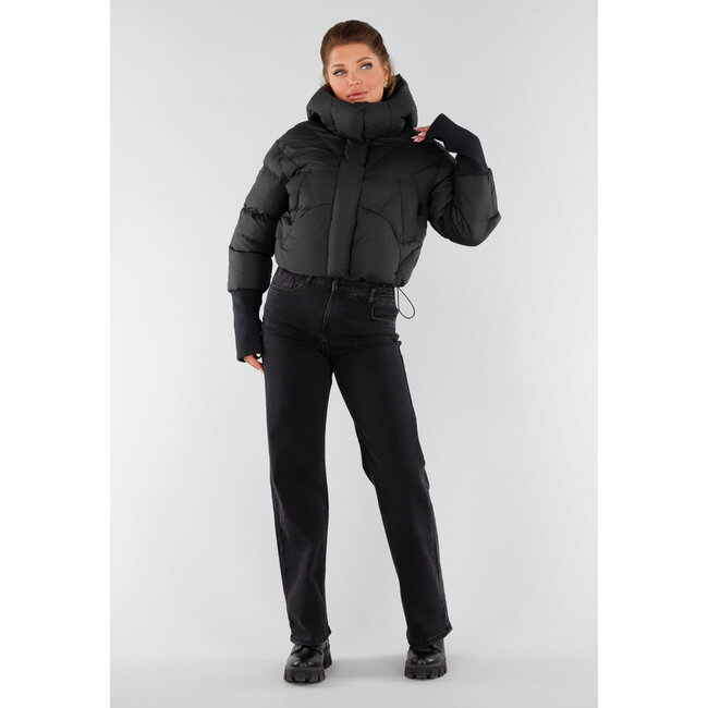 Schwarze wattierte Daunenjacke mit Kapuze und hohem Kragen