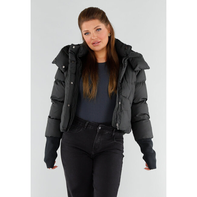 Schwarze wattierte Daunenjacke mit Kapuze und hohem Kragen