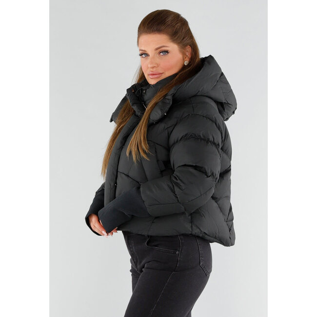 Schwarze wattierte Daunenjacke mit Kapuze und hohem Kragen