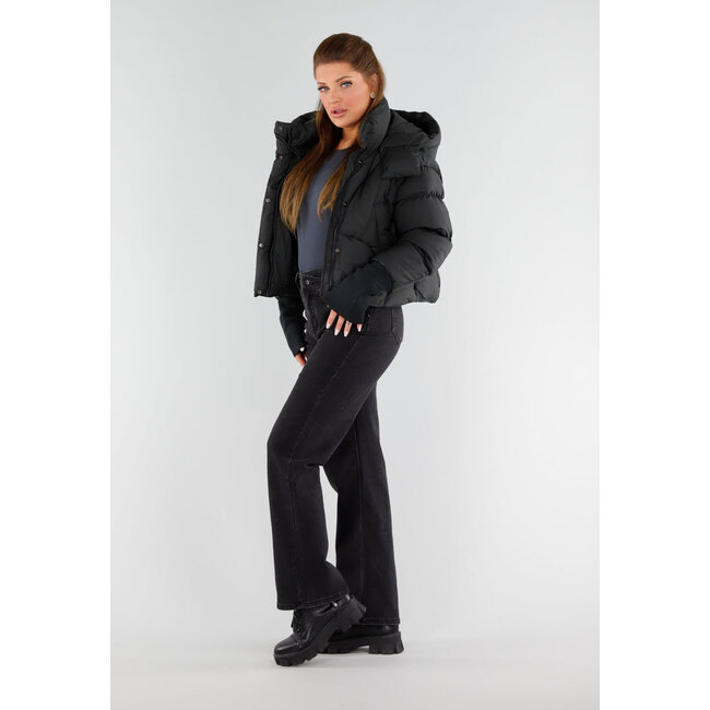 Schwarze wattierte Daunenjacke mit Kapuze und hohem Kragen