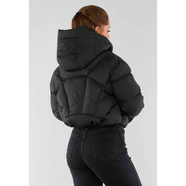 Schwarze wattierte Daunenjacke mit Kapuze und hohem Kragen