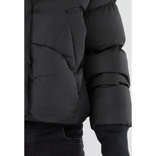 Schwarze wattierte Daunenjacke mit Kapuze und hohem Kragen