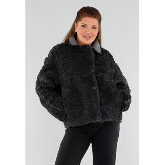 Schwarze Teddyjacke