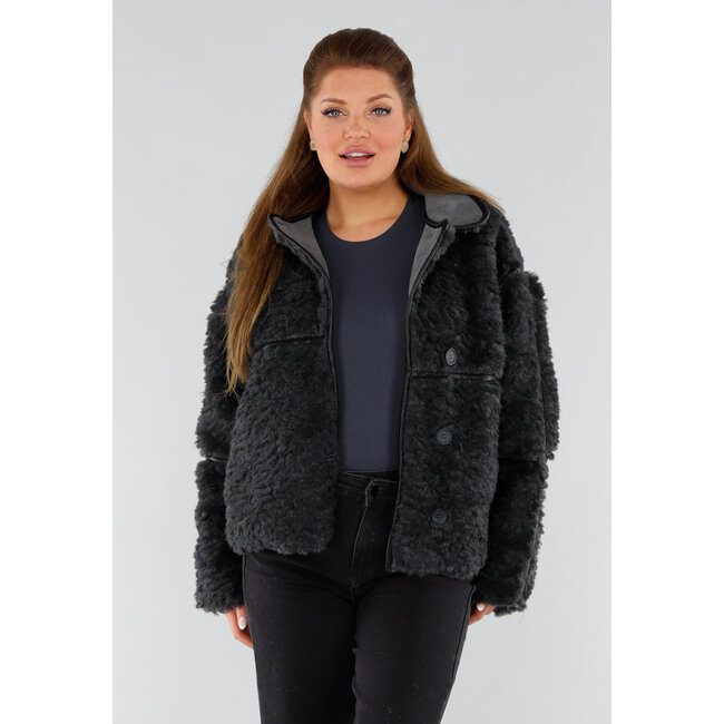 Schwarzer Teddy-Pelzmantel mit Knopfverschluss