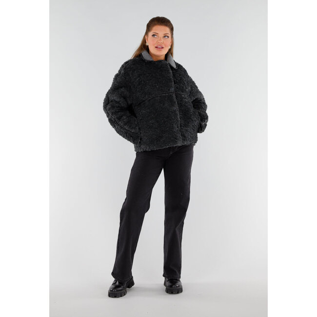Schwarzer Teddy-Pelzmantel mit Knopfverschluss