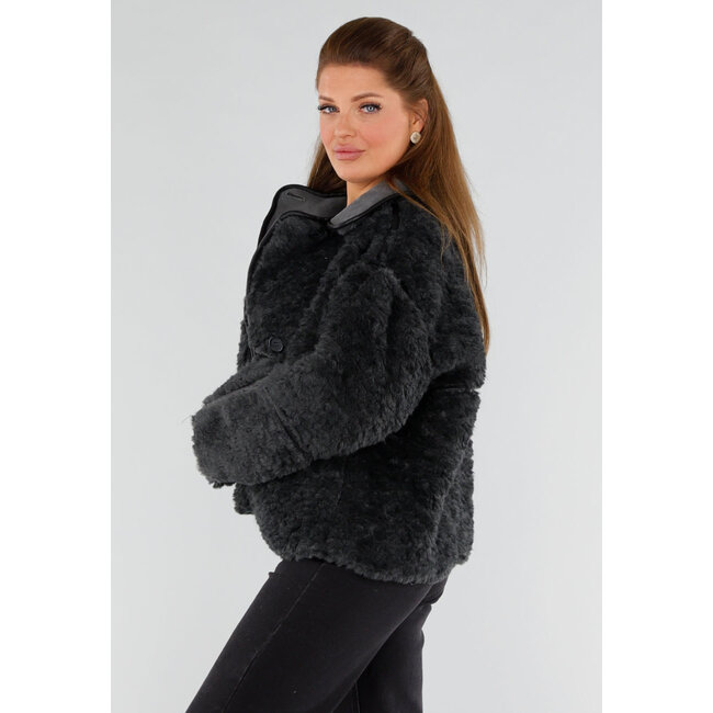 Schwarzer Teddy-Pelzmantel mit Knopfverschluss
