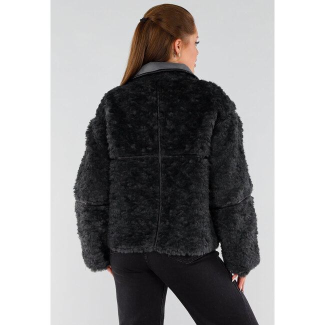 Schwarzer Teddy-Pelzmantel mit Knopfverschluss