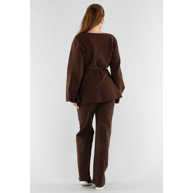 Brauner Wickelpullover mit Ledergürtel und weiten Ärmeln