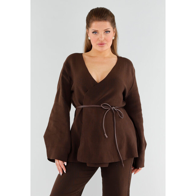 Brauner Wickelpullover mit Ledergürtel und weiten Ärmeln