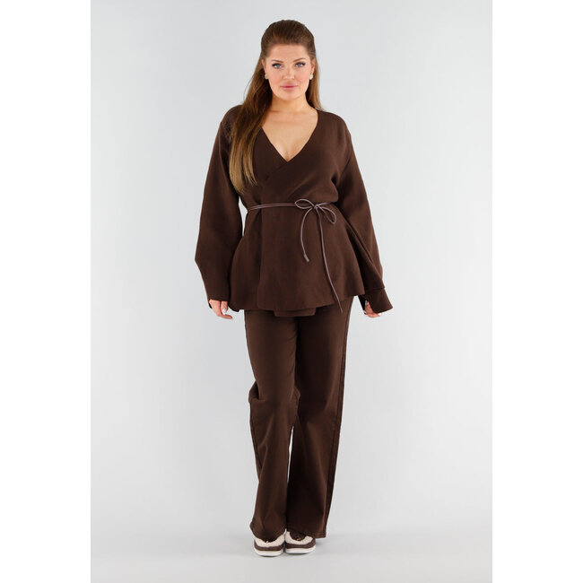 Brauner Wickelpullover mit Ledergürtel und weiten Ärmeln