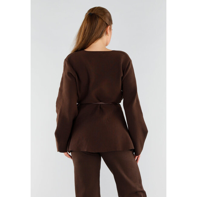 Brauner Wickelpullover mit Ledergürtel und weiten Ärmeln