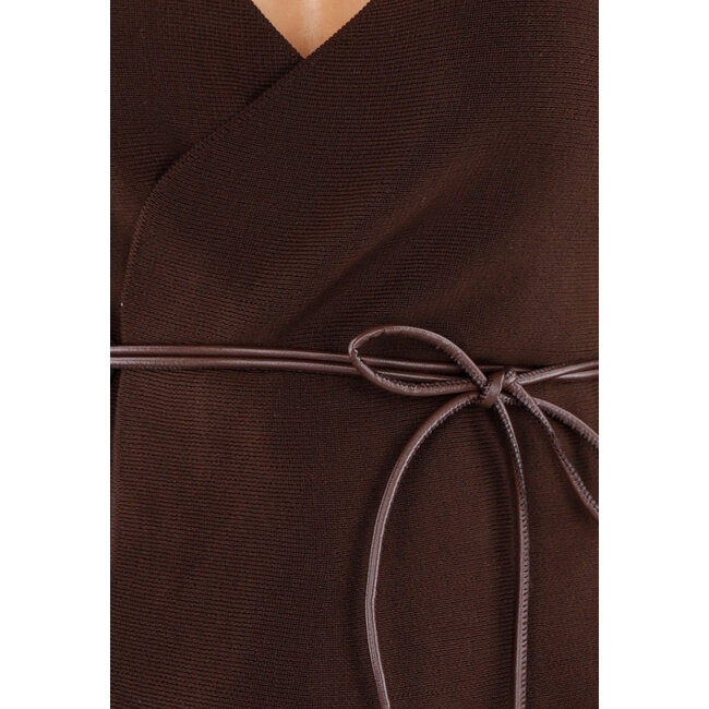 Brauner Wickelpullover mit Ledergürtel und weiten Ärmeln