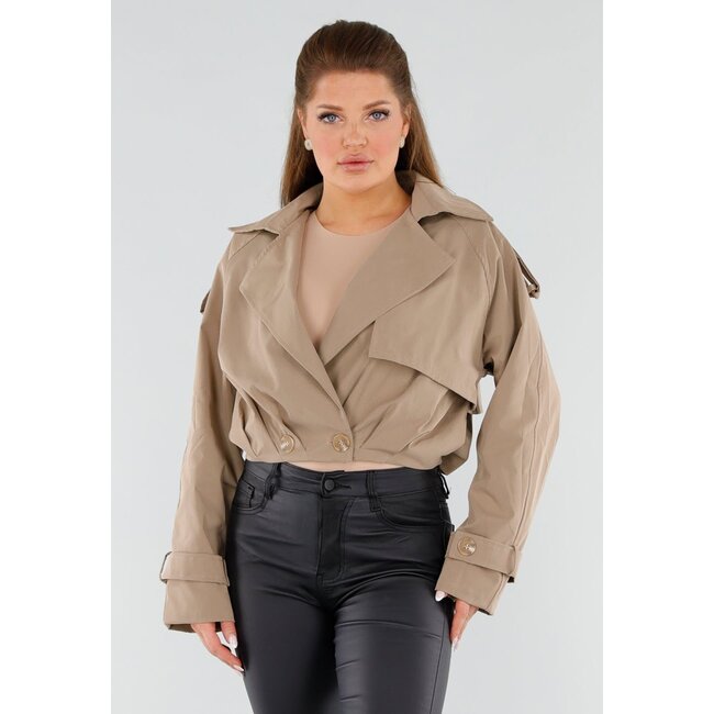 Beiger kurzer Trenchcoat mit Schulterdetails und Knopfverschluss