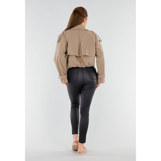 Beiger kurzer Trenchcoat mit Schulterdetails und Knopfverschluss